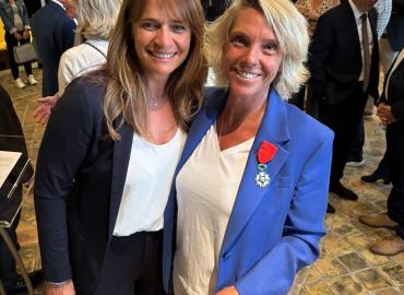 Remise des insignes de la Légion d'Honneur au grade de Chevalier à Peggy Bouchet